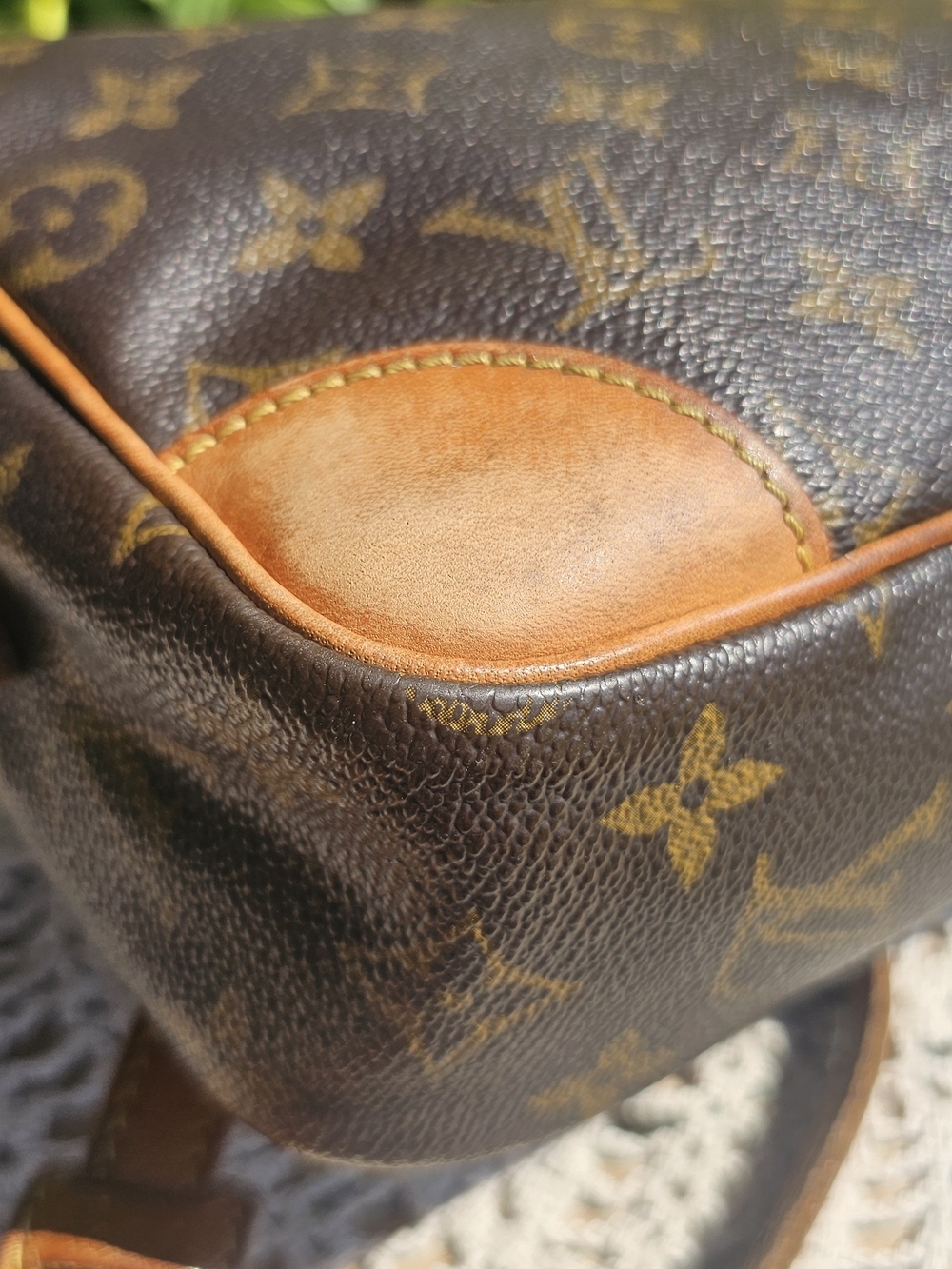 Louis Vuitton Trocadero 27 Crossbody Bag - Picture 8 of 16
